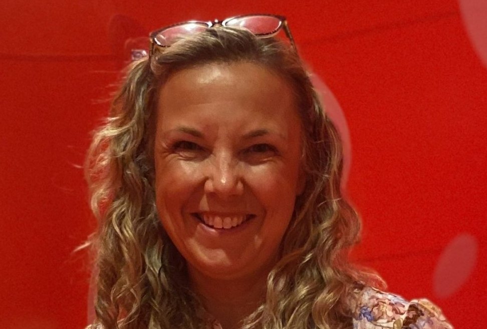 Di Riepsamen on red dotted background