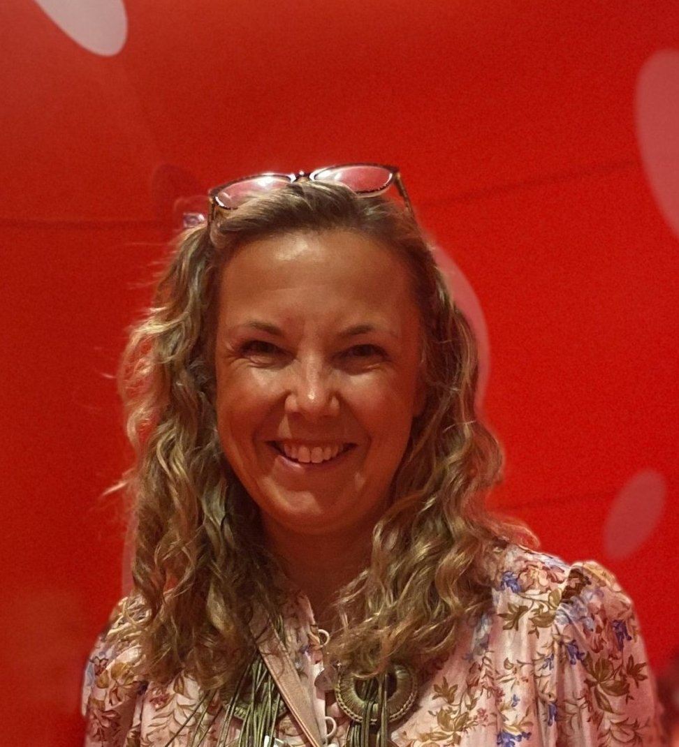 Di Riepsamen on red dotted background